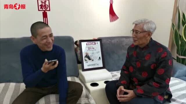 青岛早报记者为80岁铁杆读者送来特殊礼物