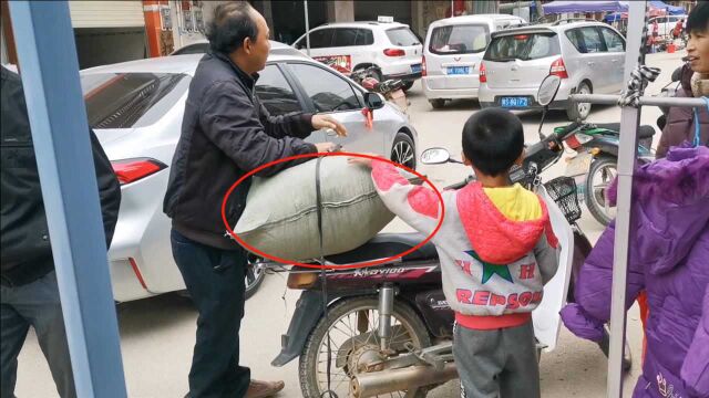 老板卖啥衣服这么吸引顾客?小伙进去一看哇哇大叫,大吃一惊