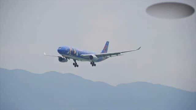 中国东方航空迪斯尼彩绘A330客机降落香港赤鱲角国际机场!