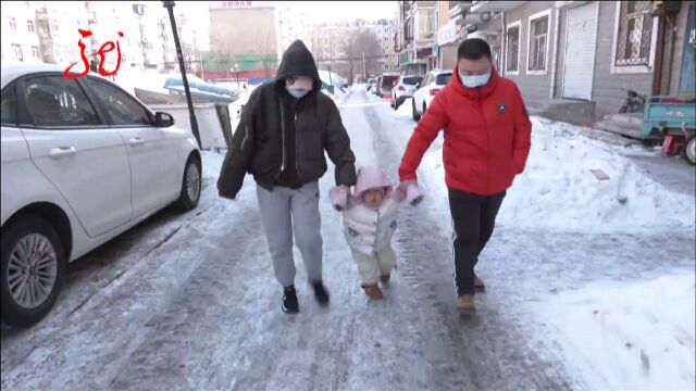 小区不清雪居民出行困难 记者连续报道 物业:等领导做决定