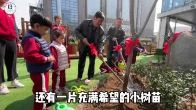 青岛一幼儿园师生与老将军共植白杨树 传承“小白杨精神”