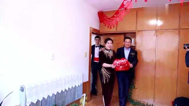 辽宁丹东婚礼,漂亮的新娘刚进家门,婆婆就给了个大红包