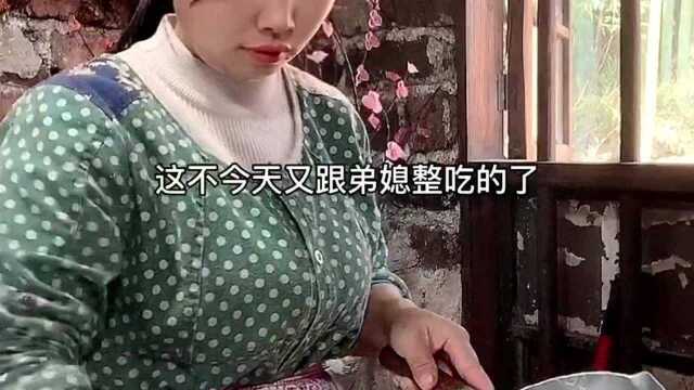 和弟媳在家弟一次做“油枣”,不好看但好吃?真的很喜欢我和你们分享快乐与美食