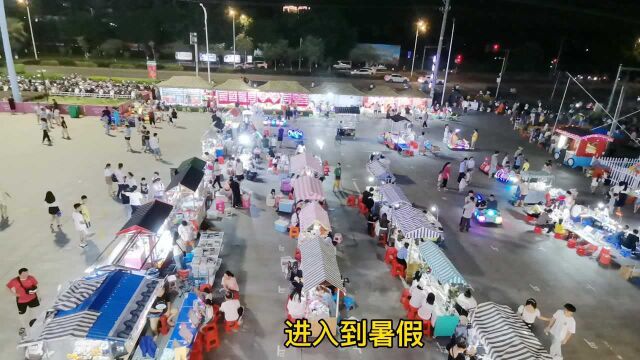 实拍钦州吾悦广场地摊夜市,7月暑假人气旺吗?钦州逛街的好地方