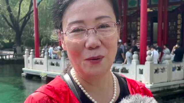 外地游客来趵突泉之前,提前温习了一遍小学课文《趵突泉》,这教育太好了!