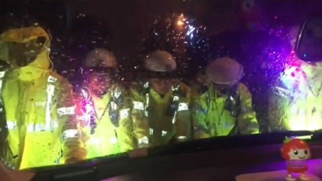 暴雨夜袭西安:街道积水成河垃圾箱被冲翻 下水道喷出数米高水柱