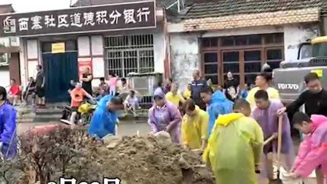 汉中勉县遭暴雨袭击,群众自发抢险救命,在困难面前都是一家人!