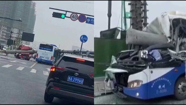 施工桩机倒塌砸中公交和货车,最新通报:货车司机抢救无效死亡