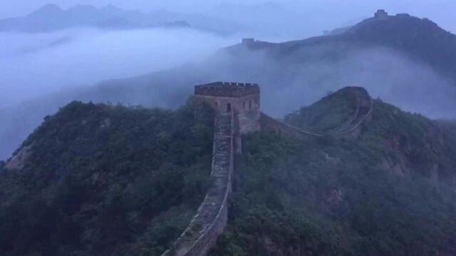 秋雨霏霏、云雾飘渺……此刻,长城美景如画