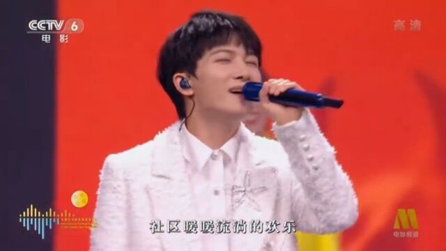 周深在中秋晚会演唱灯火里的中国太好听了