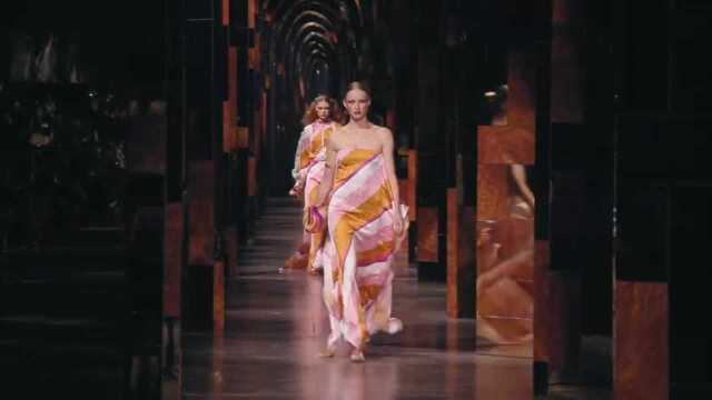 Fendi2022春夏大秀 唤醒一种独具力量的怡然 与多元女性气质相呼应