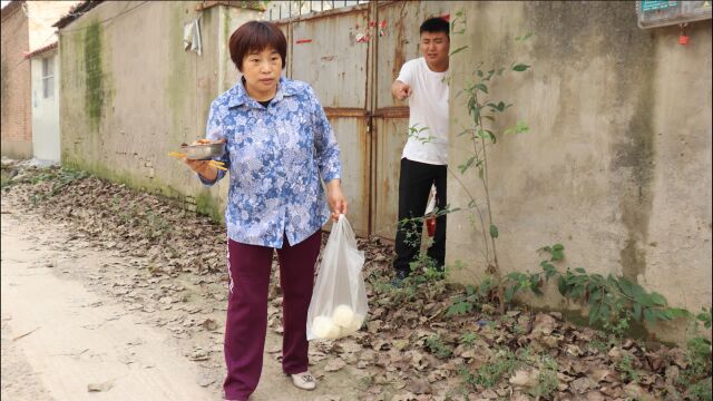 母亲天天去邻居大叔家,儿子受不了村民的闲话偷跟过去,结局感动