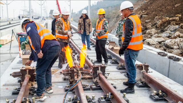 中铁三局郑万高铁铁路钢轨无缝焊接施工正在有序推进