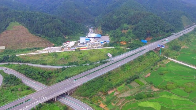 贵州高速公路,壮观美丽的高速匝道,确实让人感慨贵州高速很牛