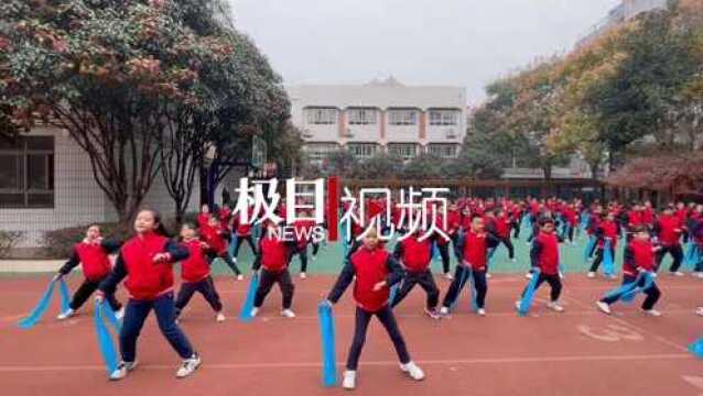 【视频】点燃冬日校园!小学生课间跳“弹力带拉力操”