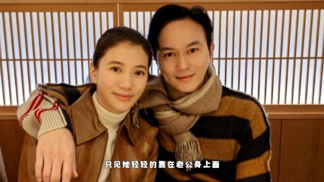 袁咏仪夫妇庆结婚21周年!靠老公怀里甜蜜十足,穿情侣色一脸笑容