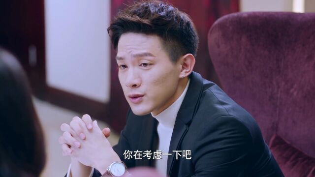 唐重演出很成功,众人为他高兴的欢呼