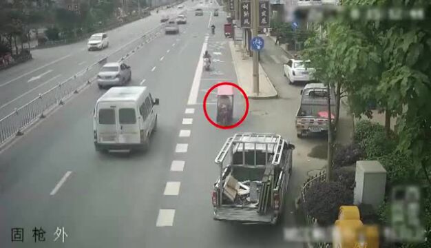 78岁老人驾驶无号牌三轮车逆行横过公路,与正常行驶面包车发生碰撞,导致老人不幸身亡...