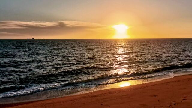 海边黄昏日落海浪拍打沙滩空镜头视频素材