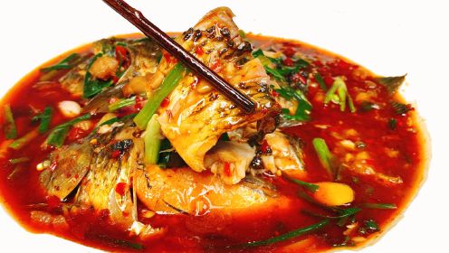四川名菜“葱葱鲫鱼”最近火了，鱼肉鲜嫩汤汁红亮，味道太正宗了