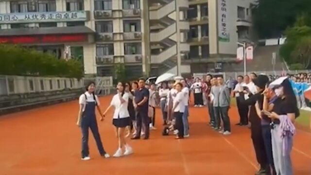 高三学生最后一次升旗仪式,女生人群中出场唱《再见》,满满感动