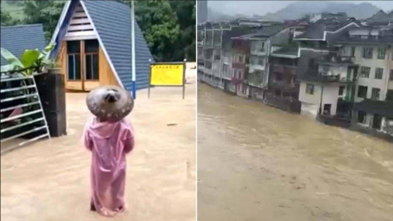 暴雨侵袭湖南吉首:多间民宿被冲走 洪水漫上河岸淹没低洼处民房