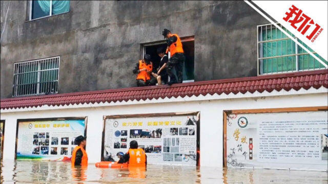 福建南平暴雨致多地严重内涝 武警深夜开冲锋舟将高烧幼童送医