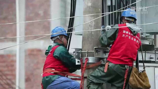 江西龙南:加紧防汛抢修进度 保障安全用电