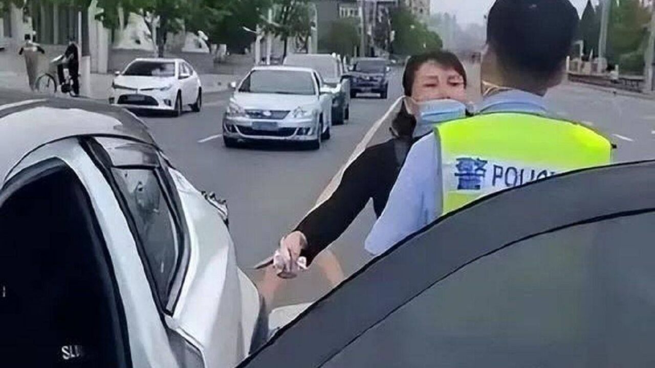 网传丹东袭警事件中涉事民警身份为假?警方辟谣