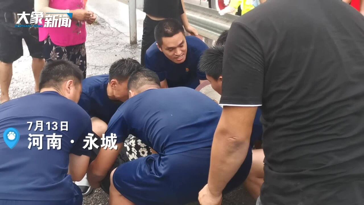 河南永城消防员归队途中遇受伤老人 细心为其遮雨送医