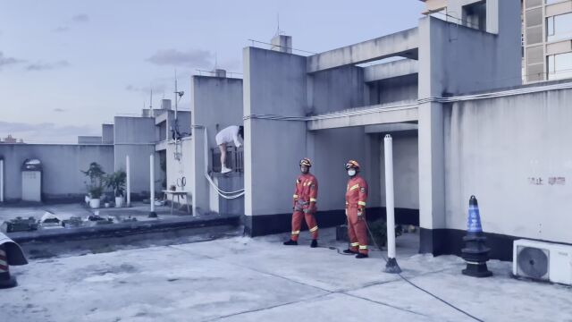 惊险!贵阳花果园一12岁女孩坐在护栏外欲跳楼……消防紧急营救