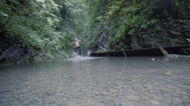 视频丨平均气温23℃!7月近3万游人赴湘西坐龙峡避暑探险