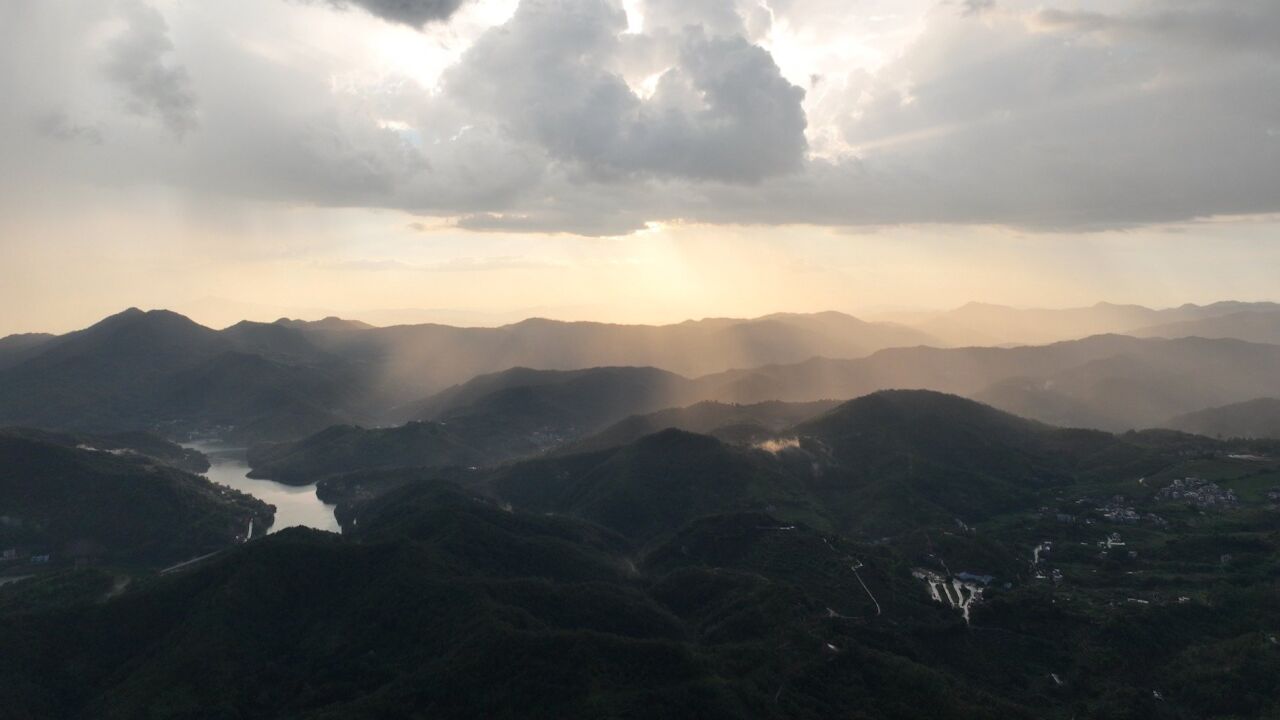 航拍广东梅州大埔县半晴半雨山暮,雾气氤氲如实景水墨画