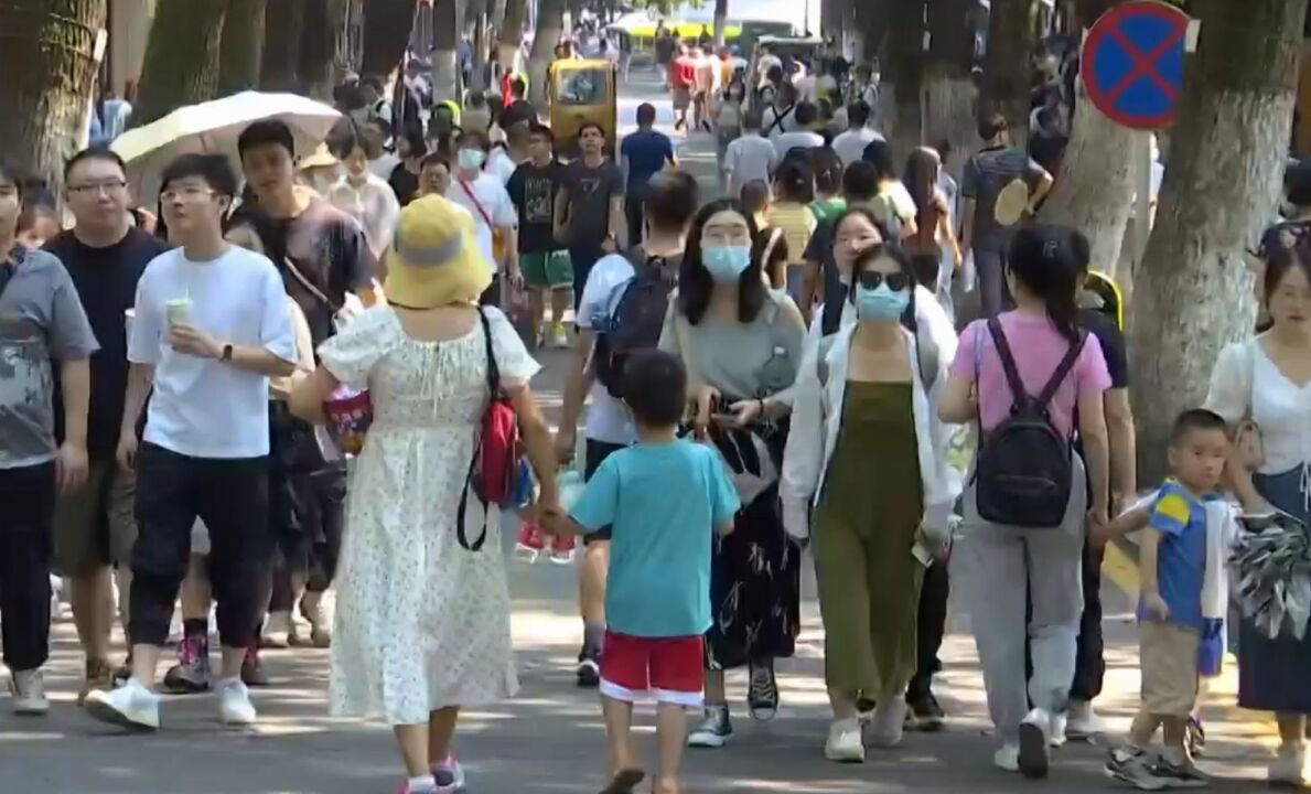 中秋假期首日,超5万名游客岳麓山登高,建议游客错峰入园