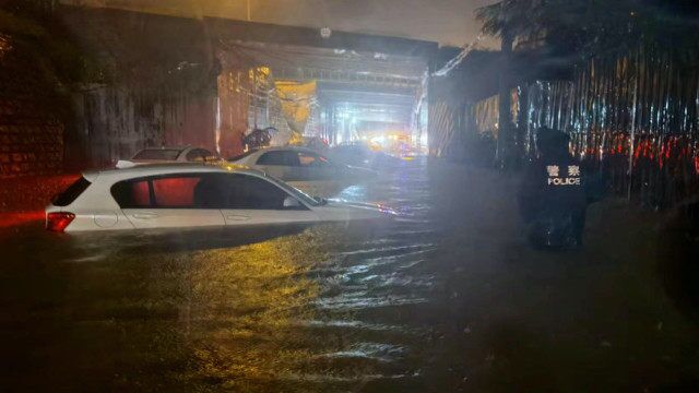 台风来袭,青岛崂山景区瀑布飞泄 部分道路积水严重多车被淹