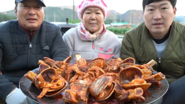 文森一家开饭啦!今天吃的是海鲜排骨