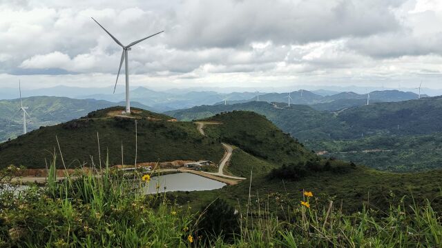 壮观!福建古田发现最美丘陵,整座山区散落上百架电力风车,吸引很多自驾游前往