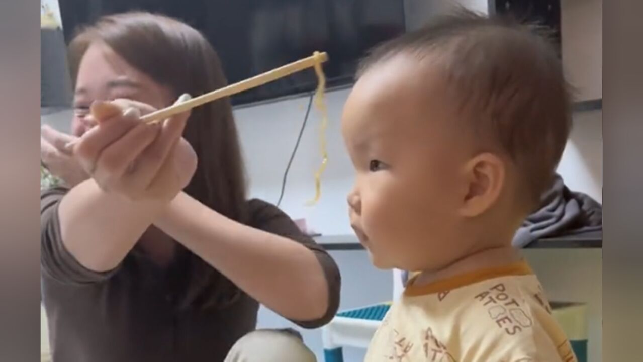 太不容易了!妈妈用面条“诱惑”,逼得孩子叫出第一声妈妈