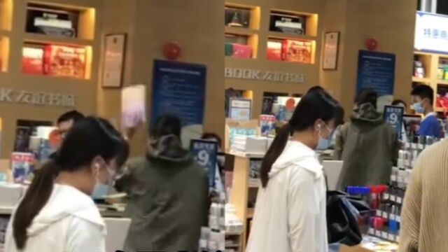 因书店卖给孩子言情盗墓书籍,家长砸书怒斥店员:你们这是在卖毒品