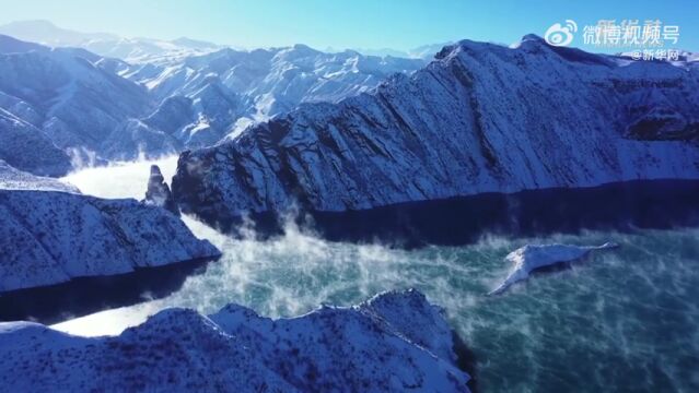 岁末,新疆玛纳斯县迎来了寒潮天气,当地南部山区的肯斯瓦特湖形成了水雾大潮景观