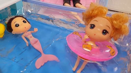 小芭比和好朋友美人鱼小公主一起来到游泳池玩耍，然后去吃自助餐
