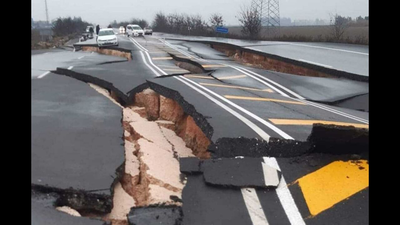 土耳其地震震源深度仅10千米 震中临近土南部最大城市