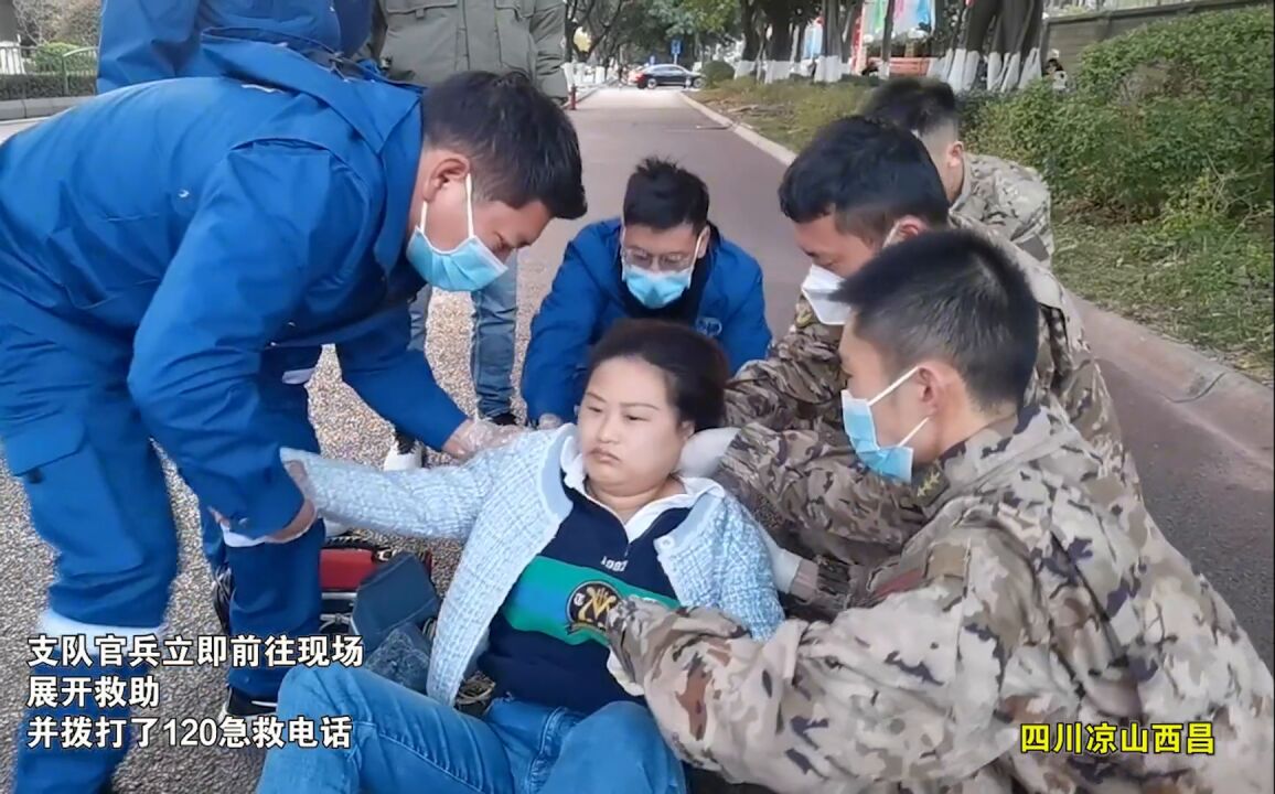 女子骑车不慎撞到标志柱,武警官兵紧急救助