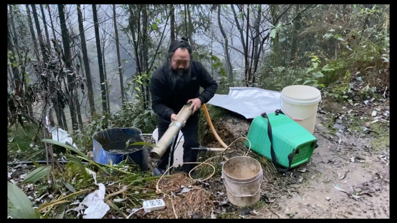 走近赵公山里的道家修行人,独居山野小庙生活简单自在