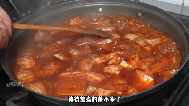 9000韩元一碗白米饭,带鱼汤和各种小菜可无限畅享,直到吃饱为止