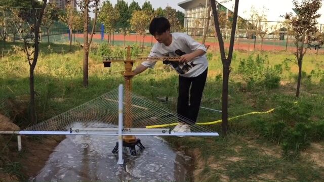 小伙在自家菜地里建造微型铁路高架桥走红网络,网友 少年强则国#基建狂魔 #微型基建