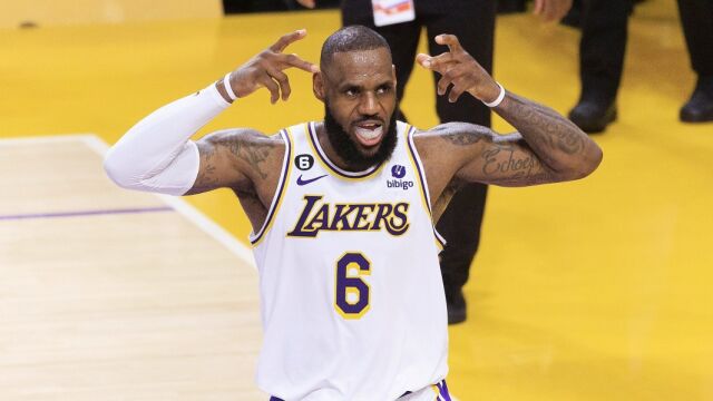 詹姆斯斩获生涯首个双20+！打板绝平进加时+加时赛大心脏关键球，湖人3-1领先时 战绩为38胜1负