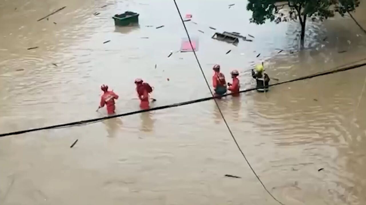 江西抚州遇特大暴雨致大规模城镇内涝 当地救援力量迅速展开救援