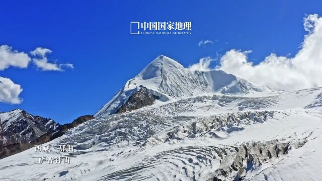 萨普神山,前几年才被旅行者注意到的藏东美景,位于西藏那曲市比如县的羊秀乡宗普沟境内.在雪峰冰川的正式“名册”上,萨普雪山群的主峰叫做“色...