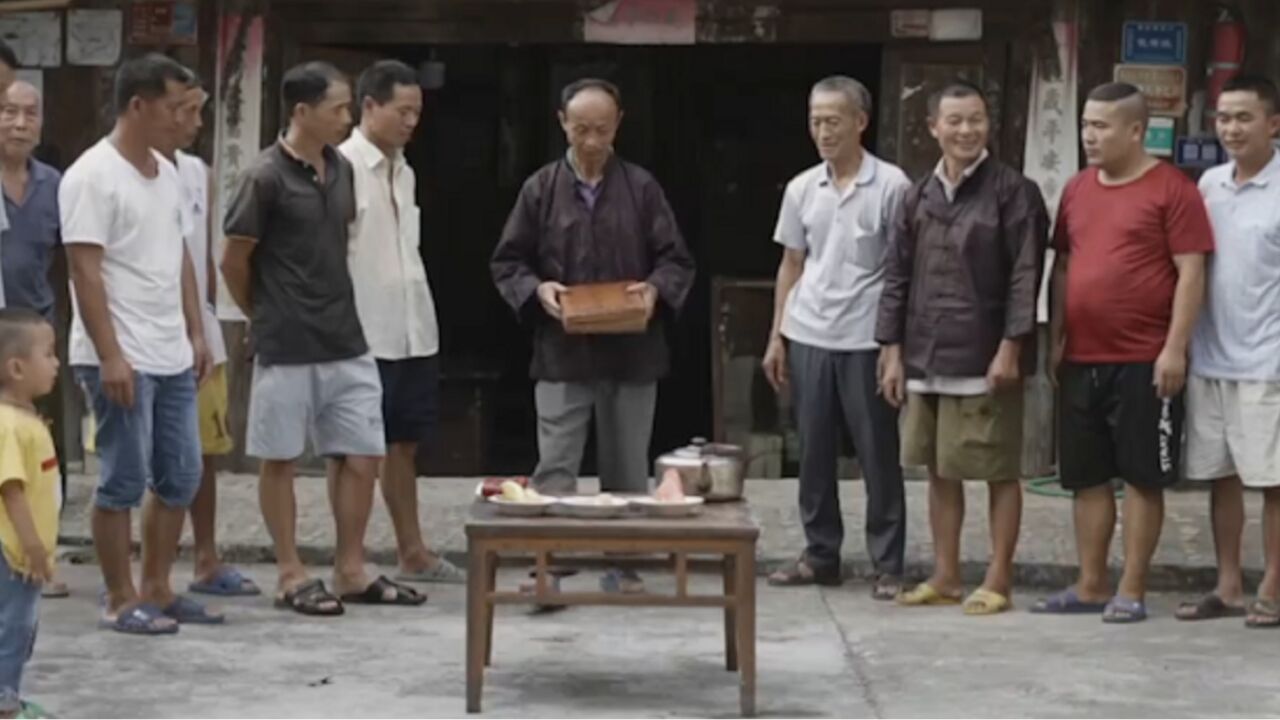 雷打塘村村民除了在塘边祭拜,更多村民以家族为单位,晾晒宗谱